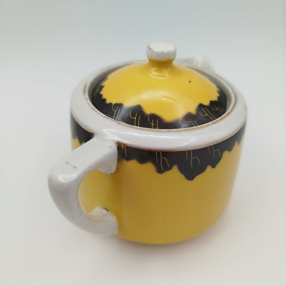 Молочник желтого цвета с черной каймой, фарфор, крытье, золочение, Фарфоровый завод «Пролетарий» (Бронница, Мста), СССР, 1939-1945 гг.