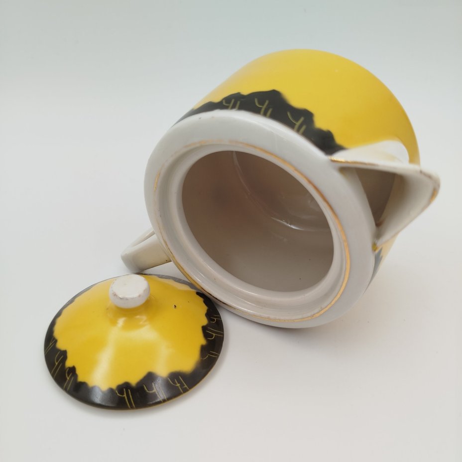 Молочник желтого цвета с черной каймой, фарфор, крытье, золочение, Фарфоровый завод «Пролетарий» (Бронница, Мста), СССР, 1939-1945 гг.