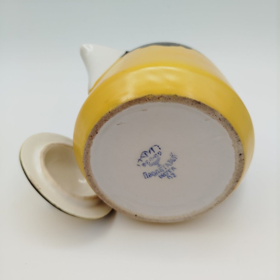 Молочник желтого цвета с черной каймой, фарфор, крытье, золочение, Фарфоровый завод «Пролетарий» (Бронница, Мста), СССР, 1939-1945 гг.