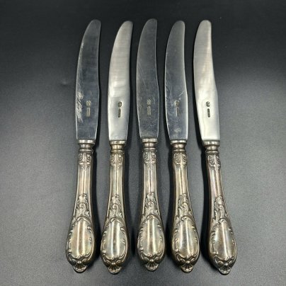 Набор из пяти больших столовых ножей с растительным декором, мНЦ (медь-никель-цинк), нержавеющая сталь, Вольнянский завод столовых приборов им. Шевченко (ЗiШ, ЗиШ), СССР, 1960-1980 гг.