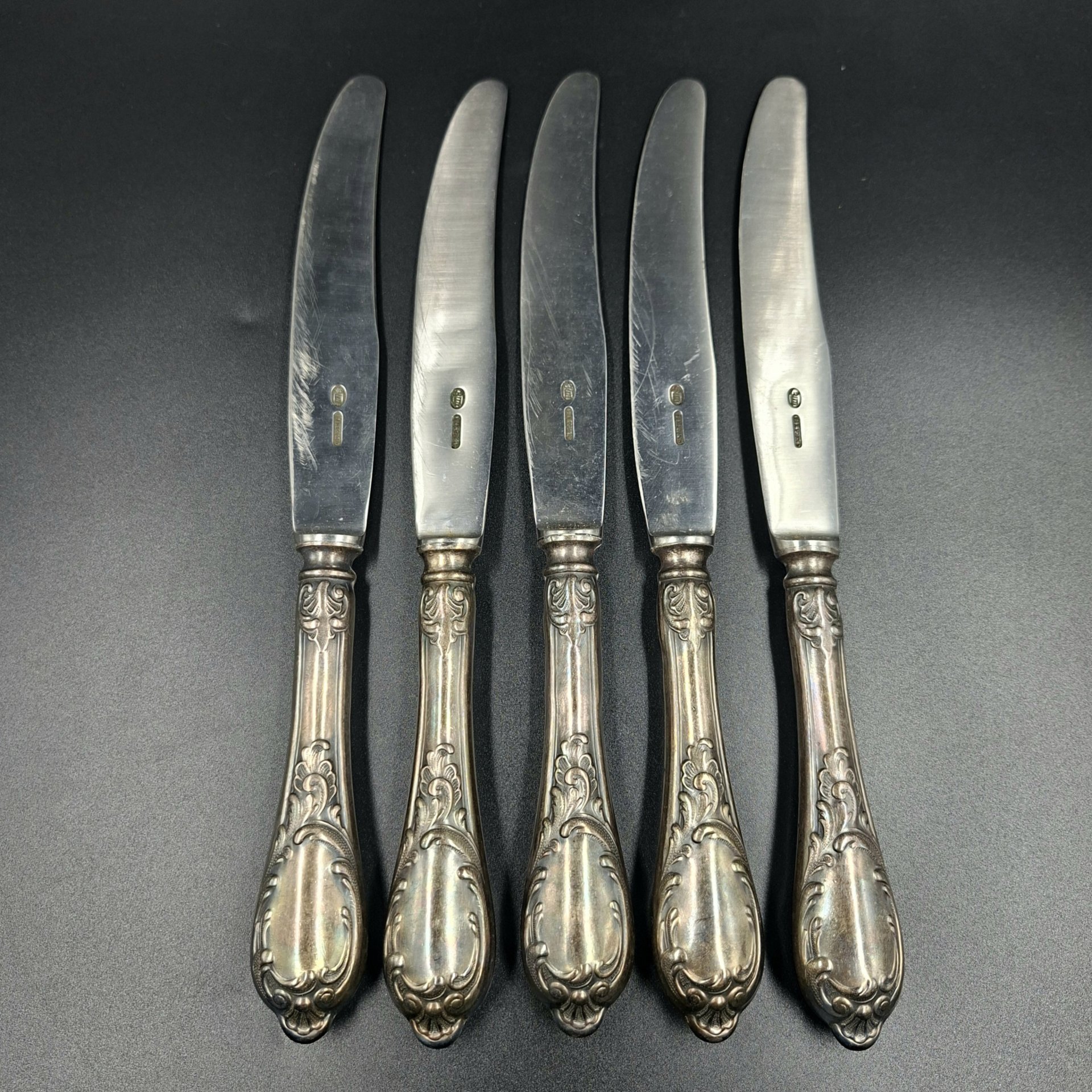 Набор из пяти больших столовых ножей с растительным декором, мНЦ (медь-никель-цинк), нержавеющая сталь, Вольнянский завод столовых приборов им. Шевченко (ЗiШ, ЗиШ), СССР, 1960-1980 гг.