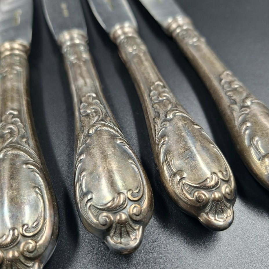 Набор из пяти больших столовых ножей с растительным декором, мНЦ (медь-никель-цинк), нержавеющая сталь, Вольнянский завод столовых приборов им. Шевченко (ЗiШ, ЗиШ), СССР, 1960-1980 гг.