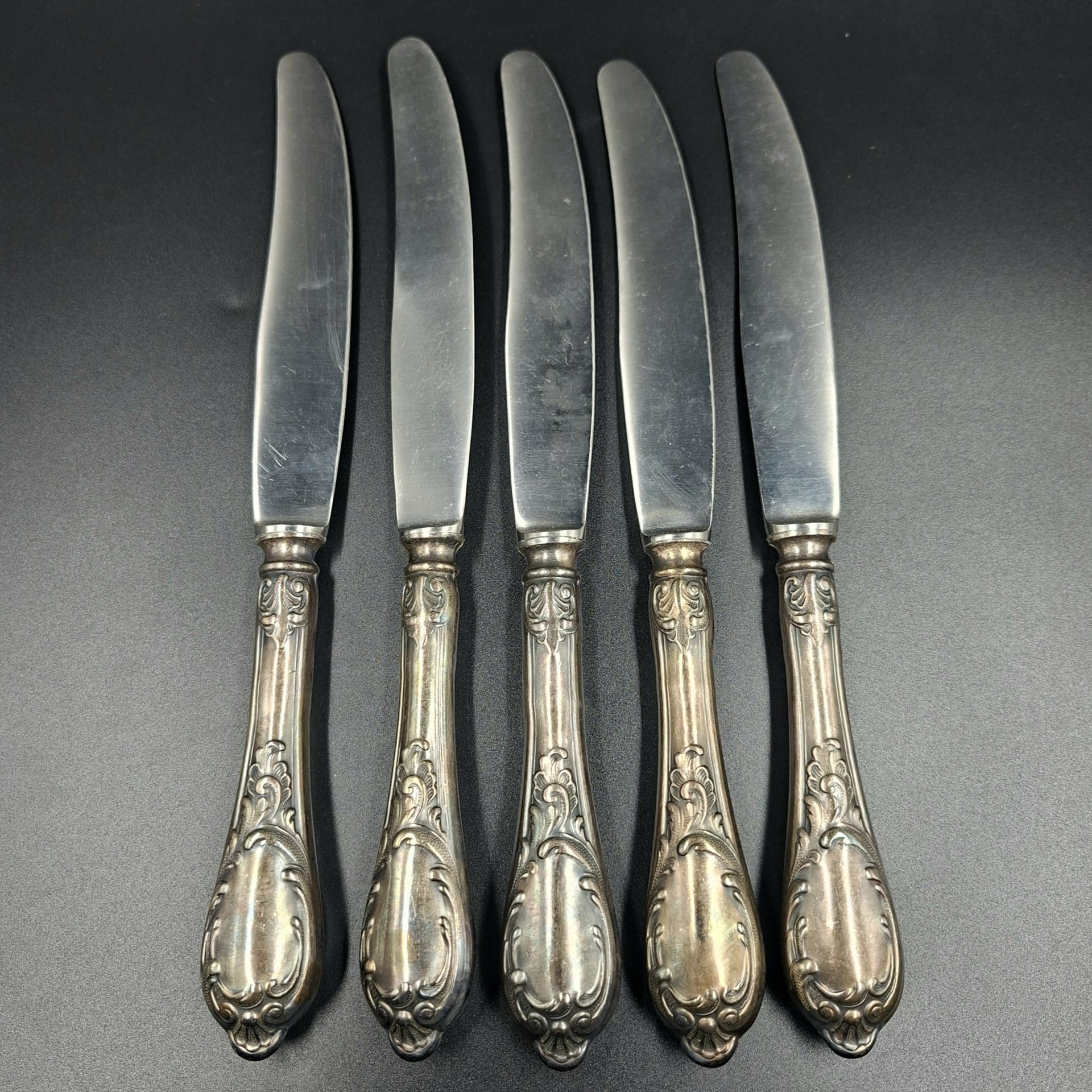 Набор из пяти больших столовых ножей с растительным декором, мНЦ (медь-никель-цинк), нержавеющая сталь, Вольнянский завод столовых приборов им. Шевченко (ЗiШ, ЗиШ), СССР, 1960-1980 гг.