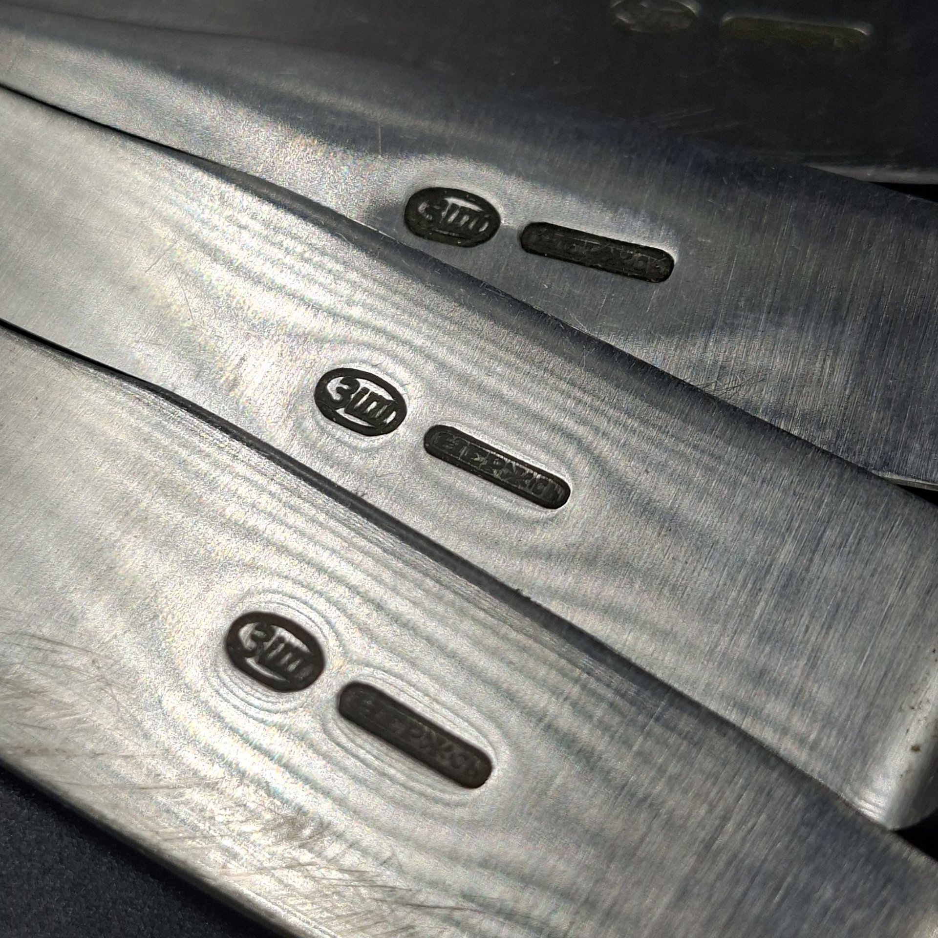 Набор из пяти больших столовых ножей с растительным декором, мНЦ (медь-никель-цинк), нержавеющая сталь, Вольнянский завод столовых приборов им. Шевченко (ЗiШ, ЗиШ), СССР, 1960-1980 гг.