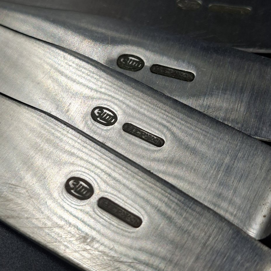 Набор из пяти больших столовых ножей с растительным декором, мНЦ (медь-никель-цинк), нержавеющая сталь, Вольнянский завод столовых приборов им. Шевченко (ЗiШ, ЗиШ), СССР, 1960-1980 гг.