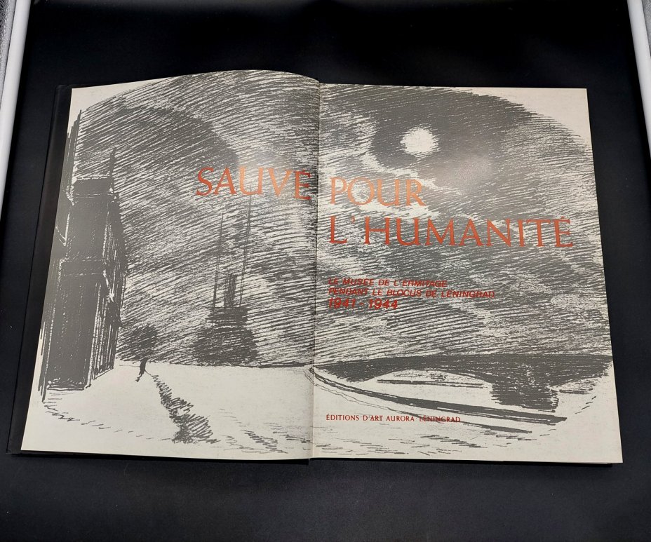Книга «Sauvé pour l'humanité. Le Musée de L'Ermitage pendant le Blocus de Leningrad 1941-1944» с суперобложкой в картонном чехле, бумага, печать, Издательство «Аврора», СССР, 1985 г., Издательство «Аврора»