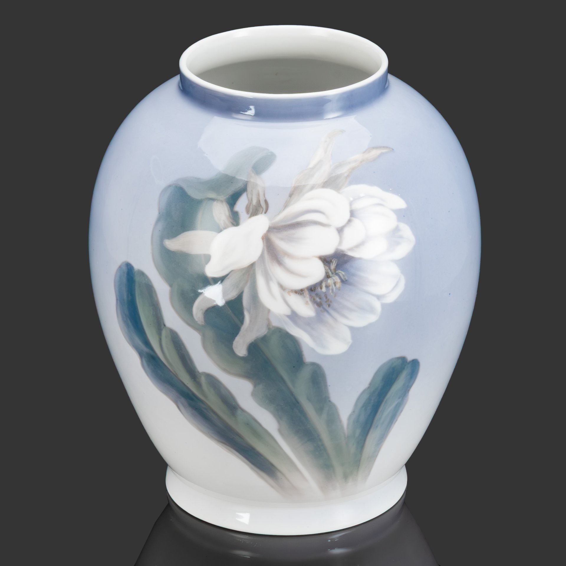 Ваза большая "Цветок кактуса и бабочки", фарфор, роспись, Royal Copenhagen, Дания, 1939 г.