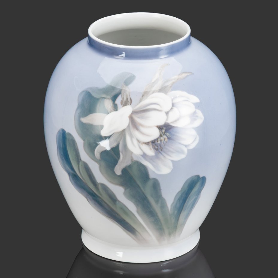 Ваза большая "Цветок кактуса и бабочки", фарфор, роспись, Royal Copenhagen, Дания, 1939 г.