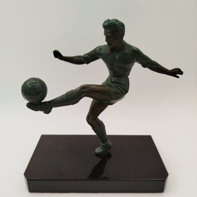 Статуэтка в стиле ар-деко "Футболист" на каменном постаменте, металл, литье, патинирование, мрамор, Западная Европа, 1980-2000 гг.