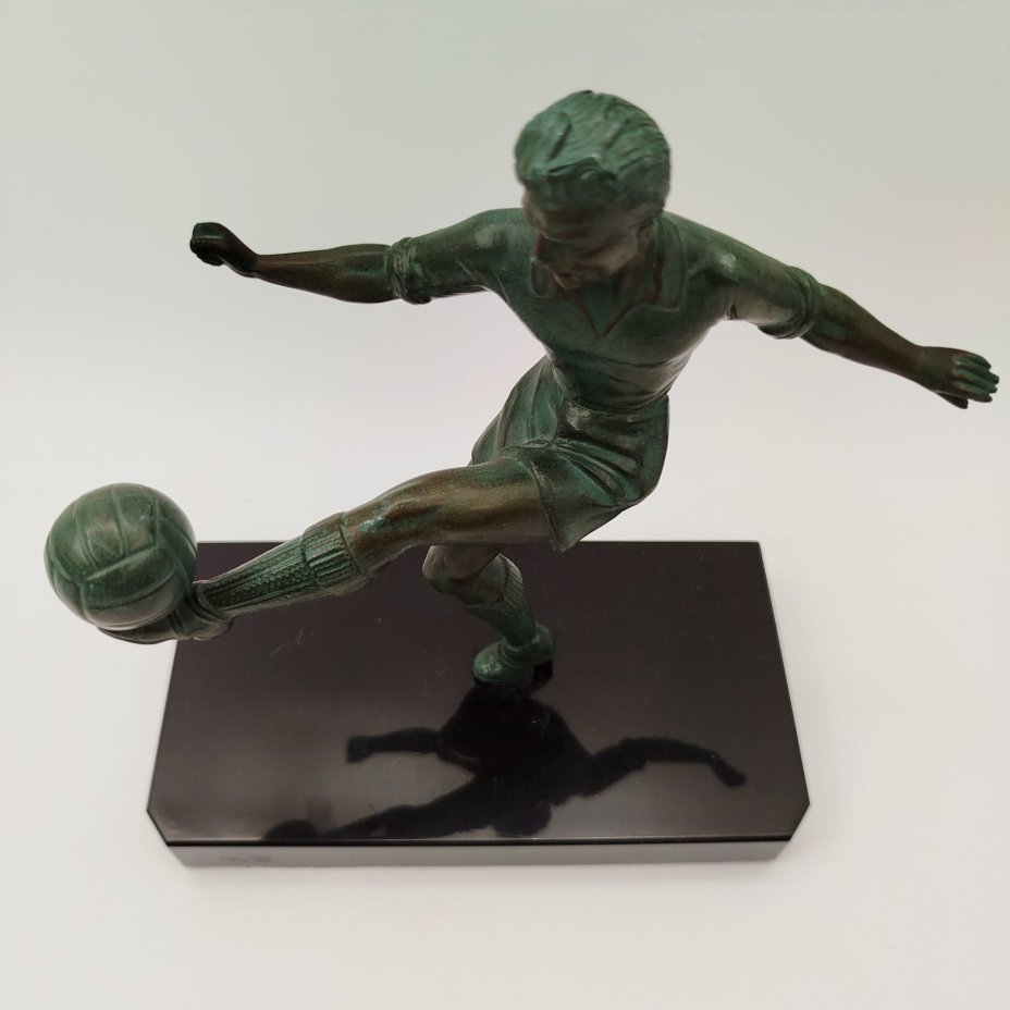 Статуэтка в стиле ар-деко "Футболист" на каменном постаменте