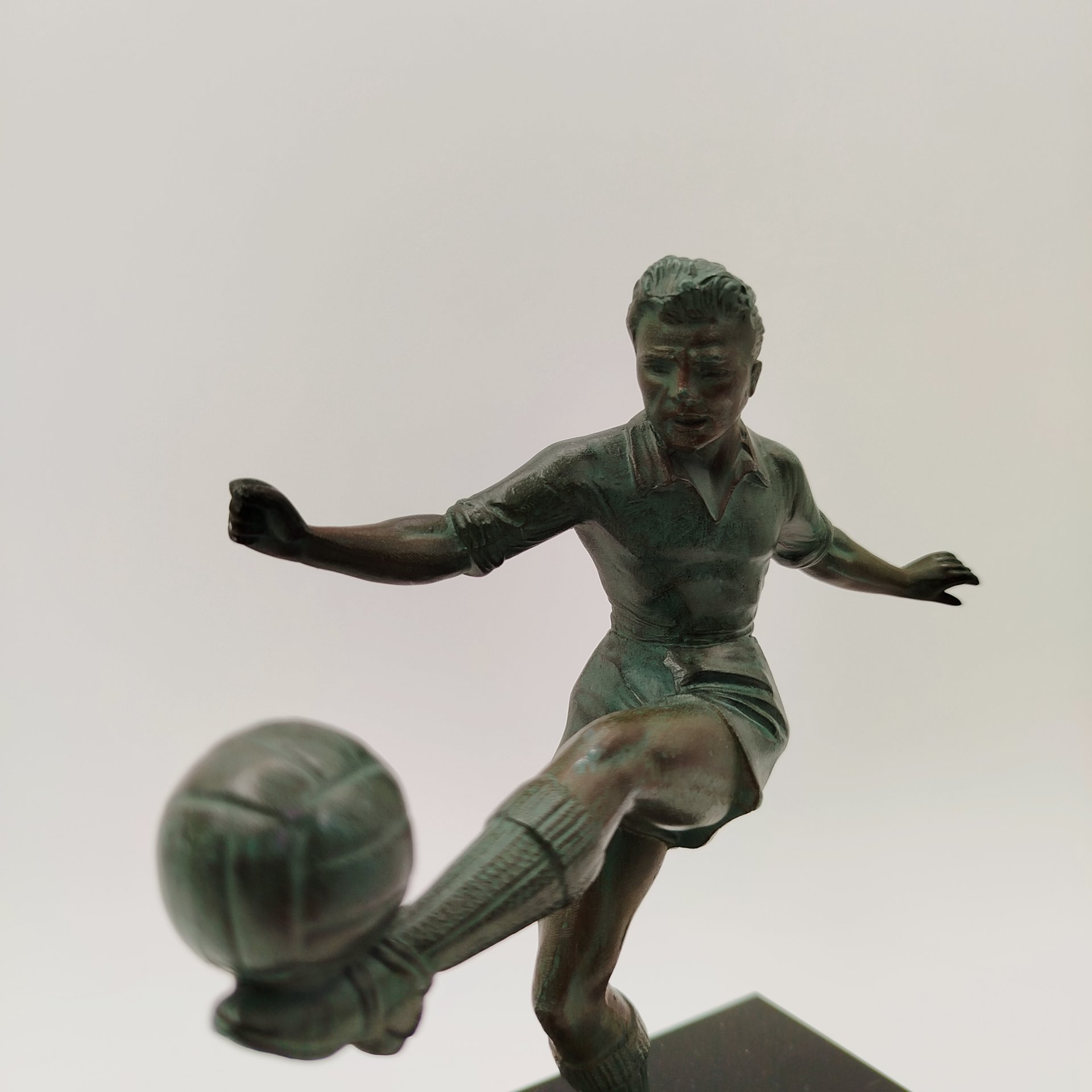 Статуэтка в стиле ар-деко "Футболист" на каменном постаменте, металл, литье, патинирование, мрамор, Западная Европа, 1980-2000 гг.