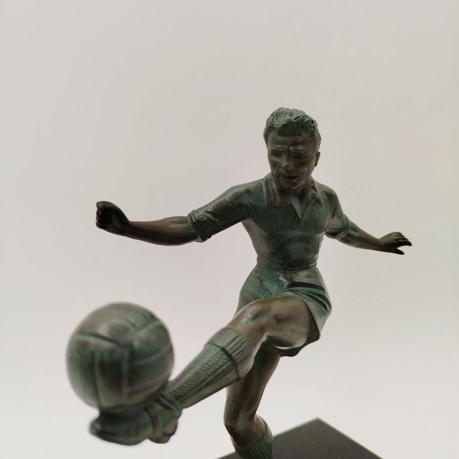 Статуэтка в стиле ар-деко "Футболист" на каменном постаменте