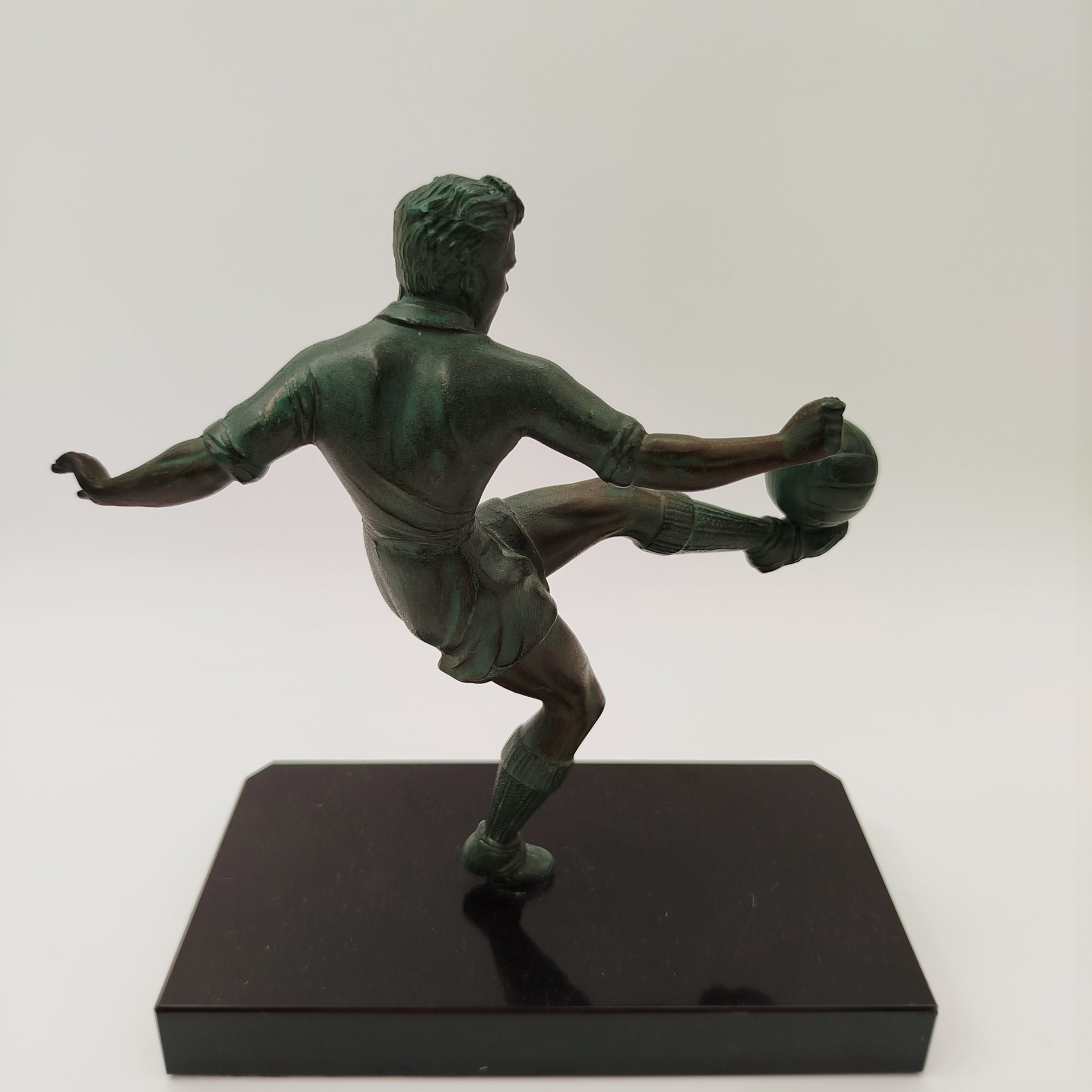 Статуэтка в стиле ар-деко "Футболист" на каменном постаменте, металл, литье, патинирование, мрамор, Западная Европа, 1980-2000 гг.