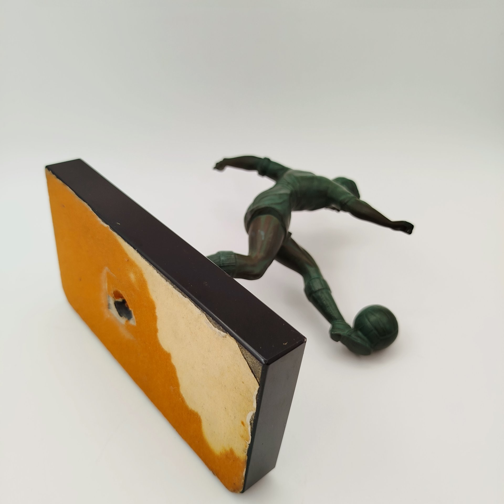 Статуэтка в стиле ар-деко "Футболист" на каменном постаменте, металл, литье, патинирование, мрамор, Западная Европа, 1980-2000 гг.