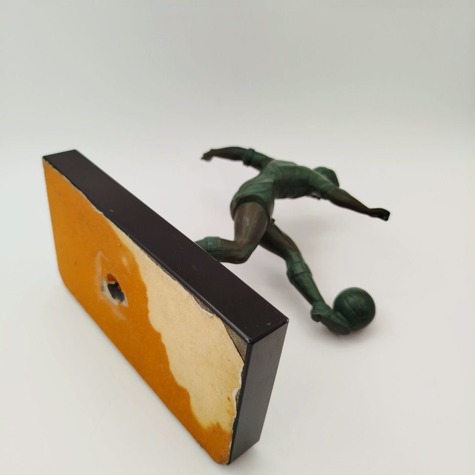 Статуэтка в стиле ар-деко "Футболист" на каменном постаменте