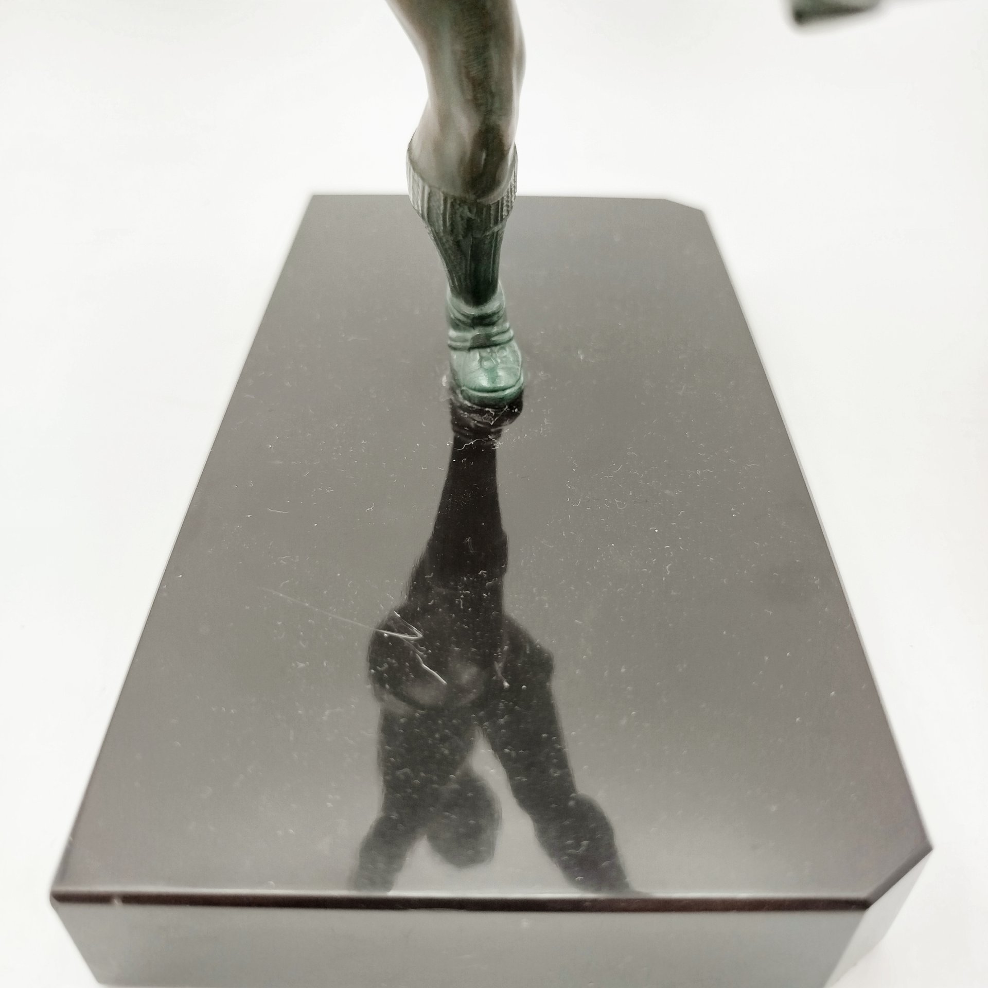 Статуэтка в стиле ар-деко "Футболист" на каменном постаменте, металл, литье, патинирование, мрамор, Западная Европа, 1980-2000 гг.