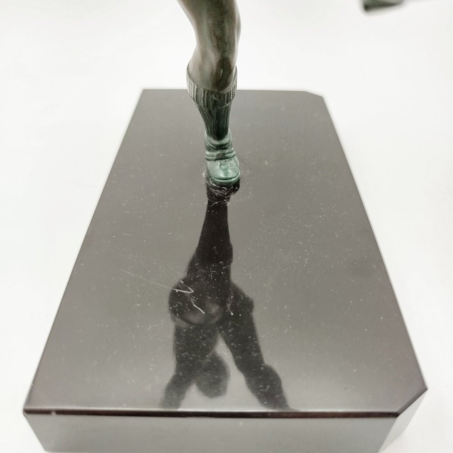 Статуэтка в стиле ар-деко "Футболист" на каменном постаменте