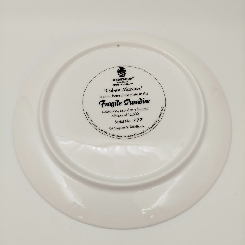 Тарелка декоративная настенная "Кубинские ара" из коллекции "Хрупкий рай", Wedgwood