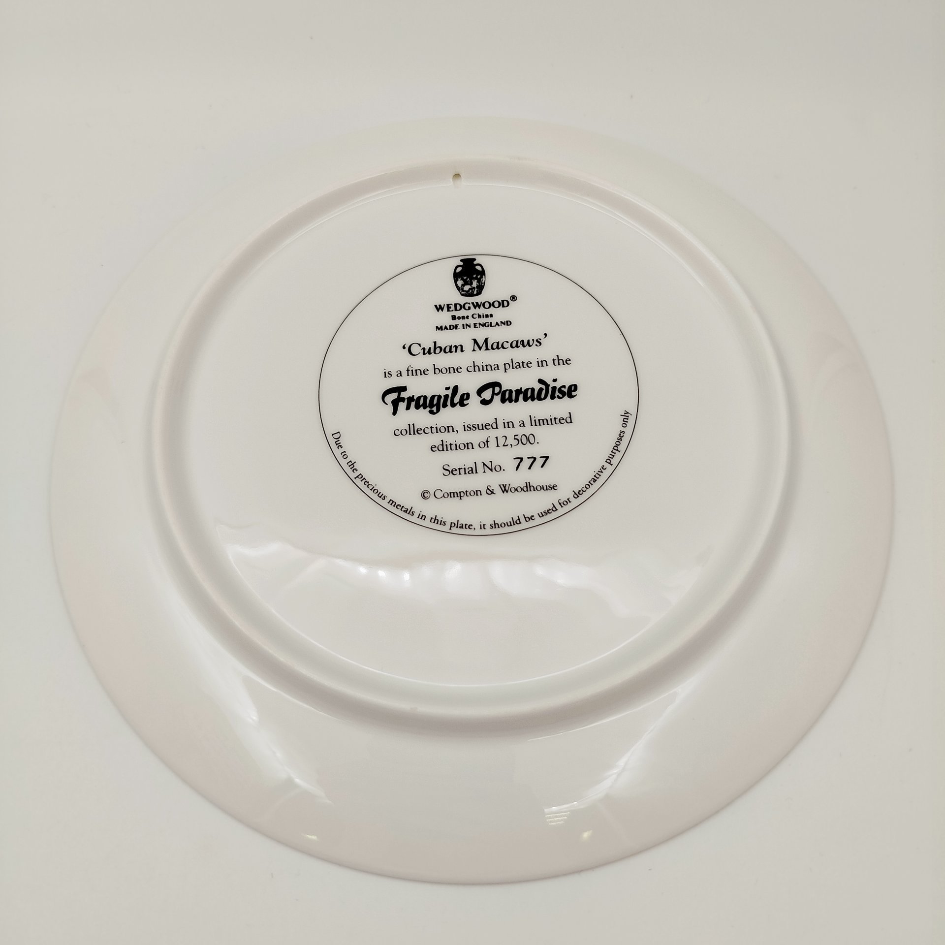 Тарелка декоративная настенная "Кубинские ара" из коллекции "Хрупкий рай", Wedgwood