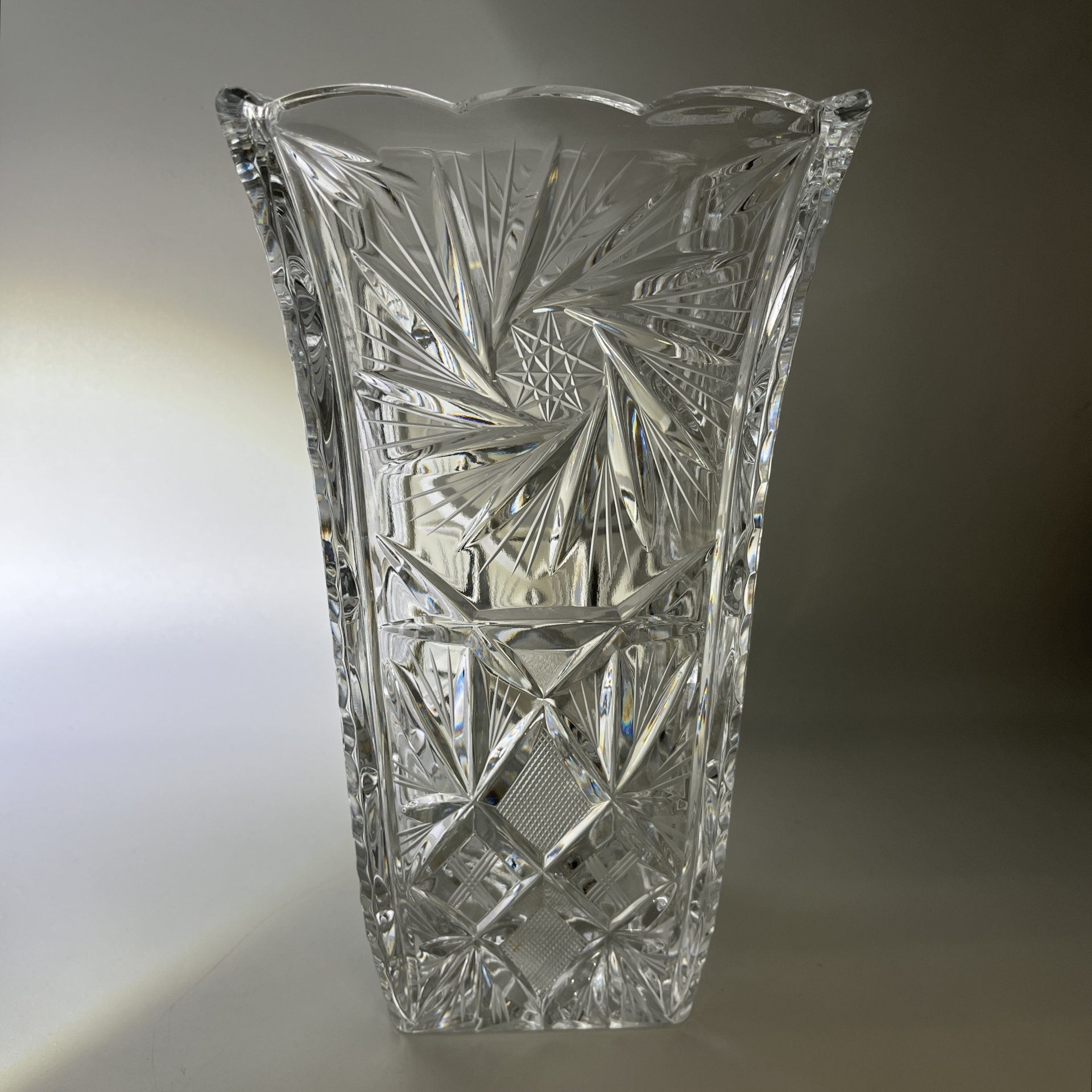 Ваза квадратной формы, украшенная рельефным резным декором