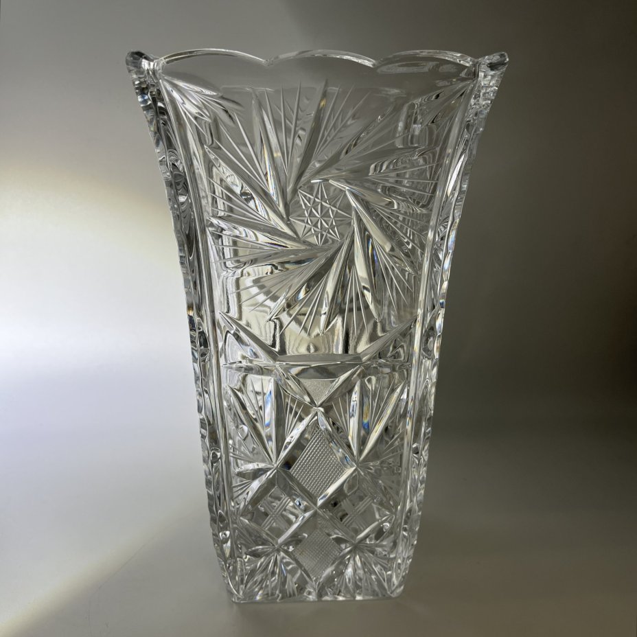 Ваза квадратной формы, украшенная рельефным резным декором