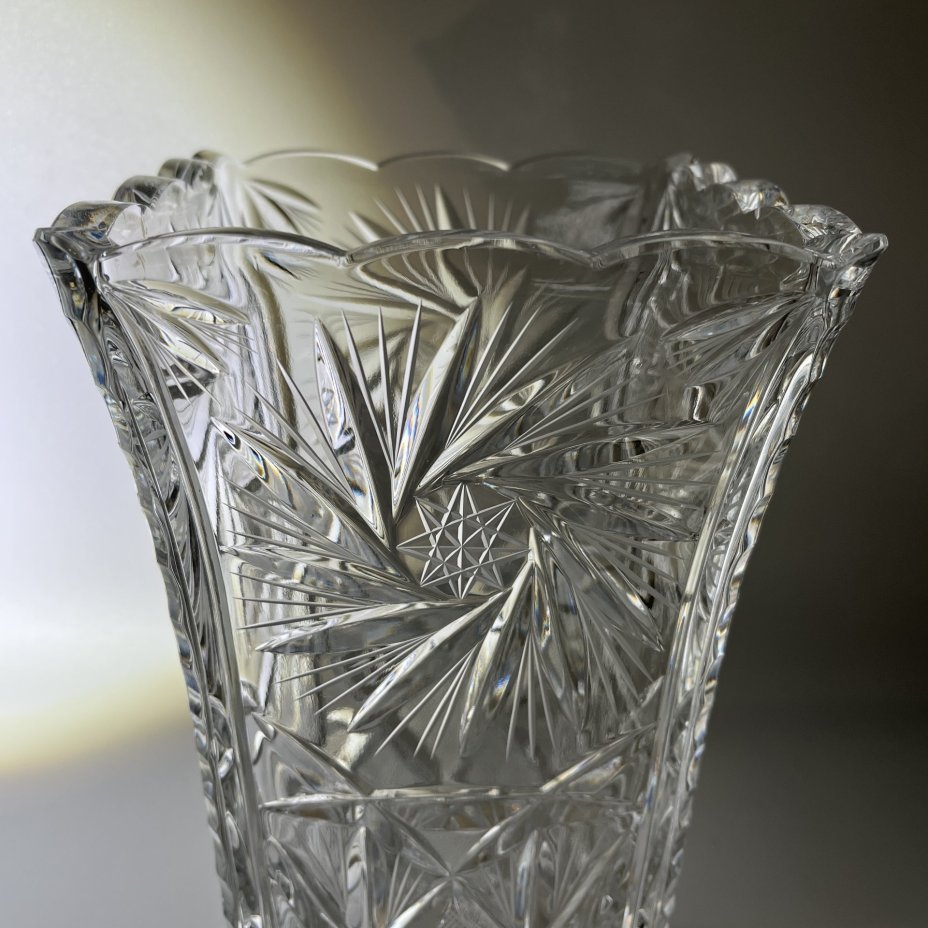 Ваза квадратной формы, украшенная рельефным резным декором