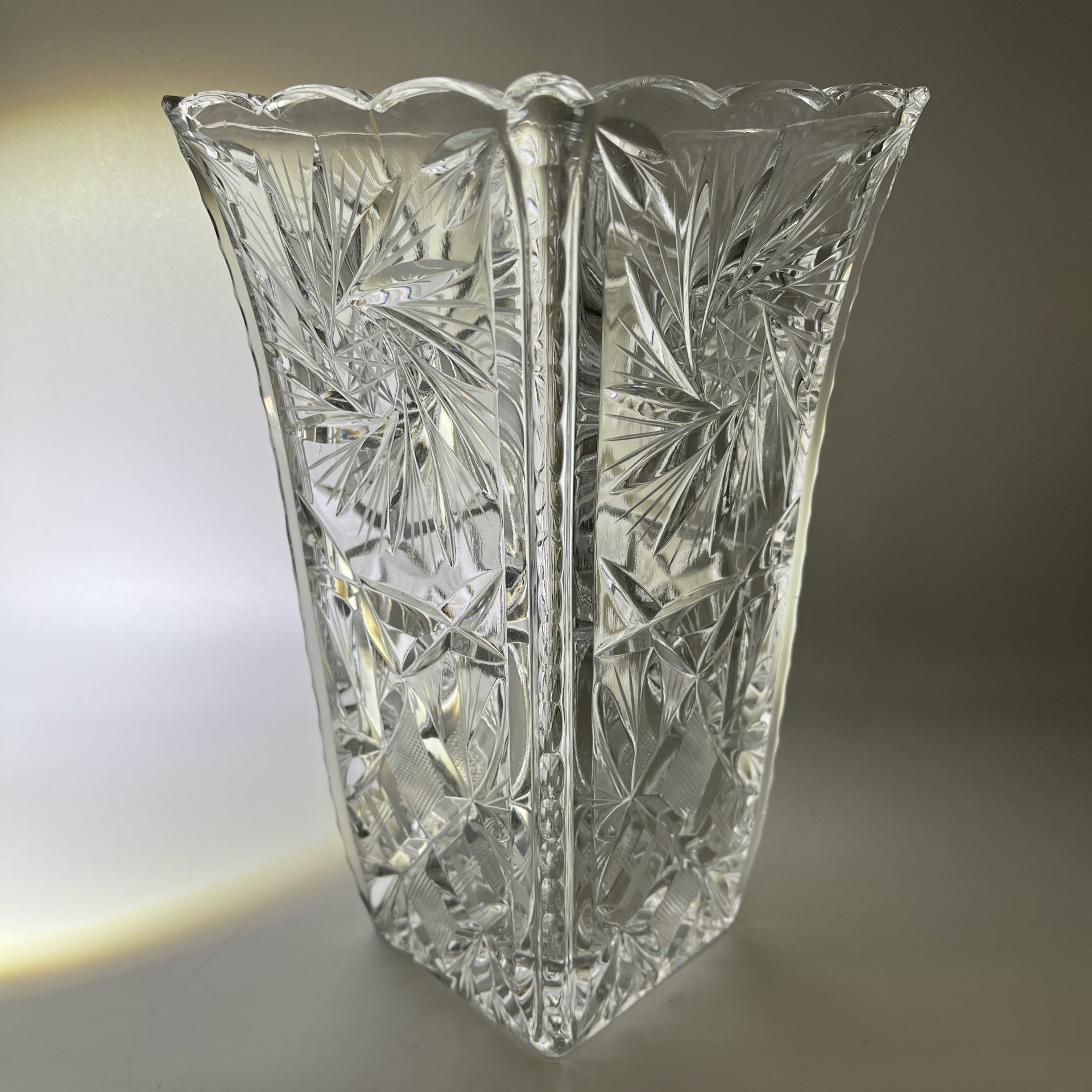 Ваза квадратной формы, украшенная рельефным резным декором