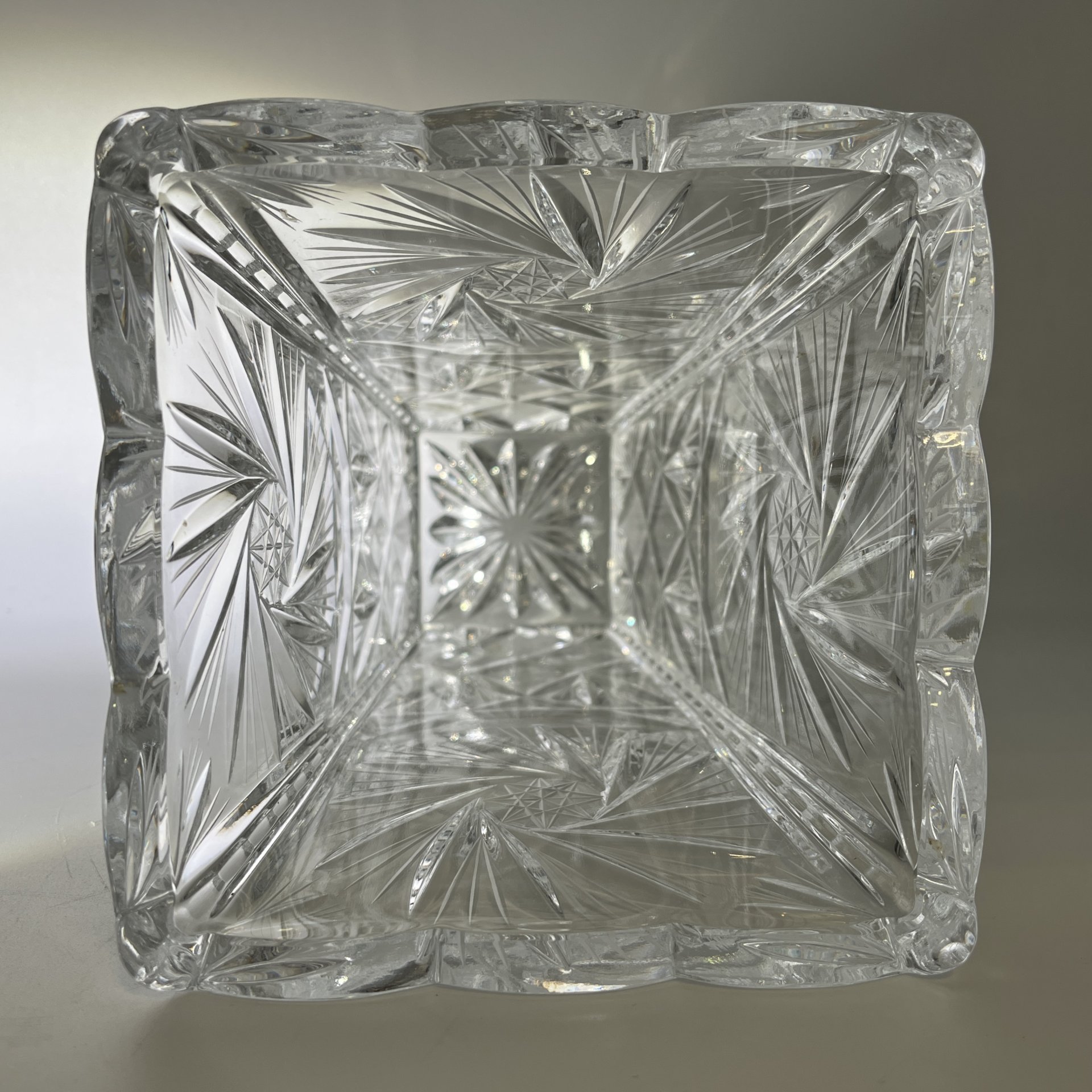 Ваза квадратной формы, украшенная рельефным резным декором