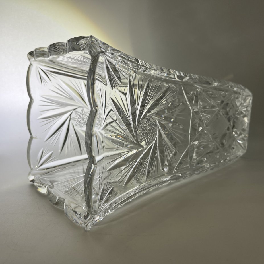 Ваза квадратной формы, украшенная рельефным резным декором