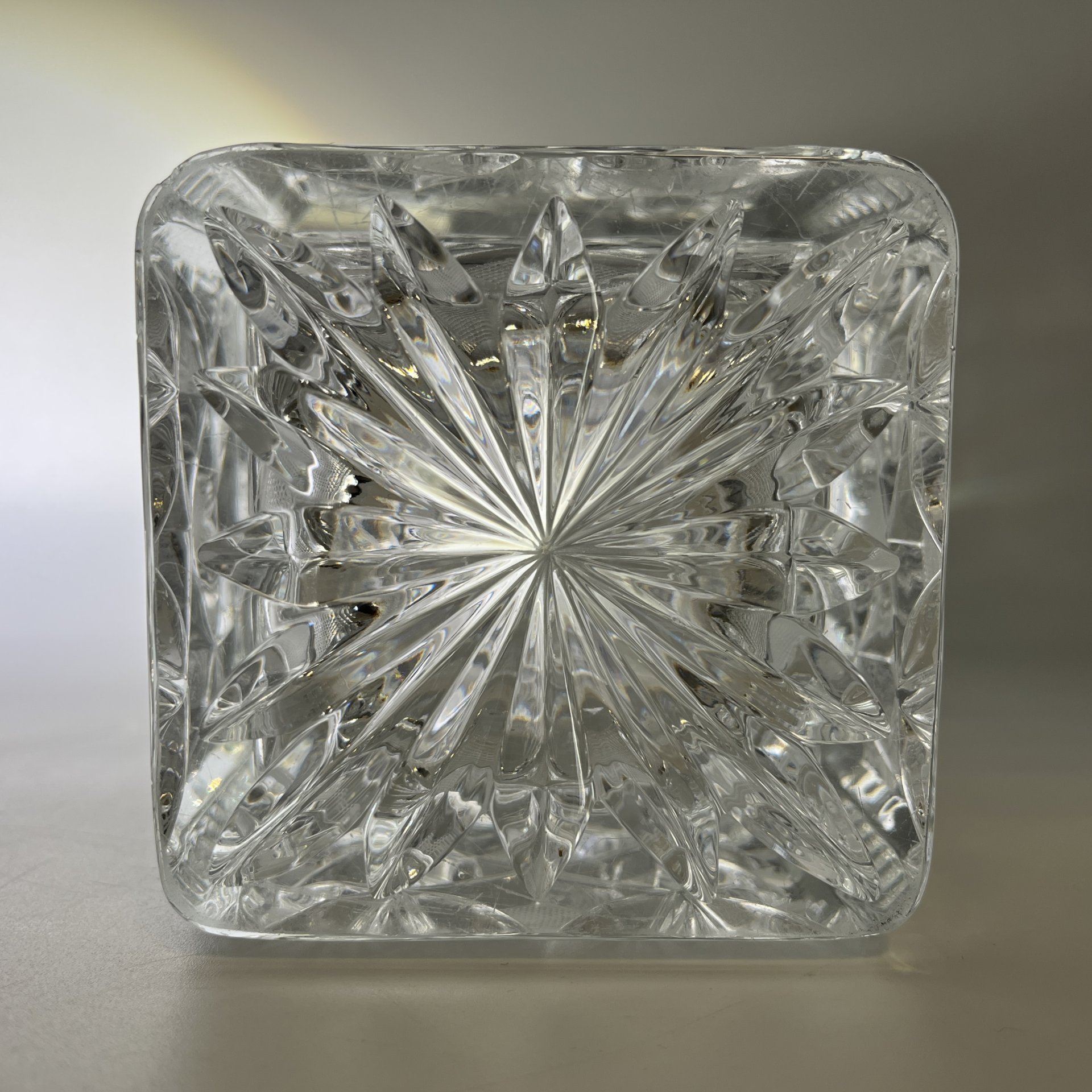 Ваза квадратной формы, украшенная рельефным резным декором