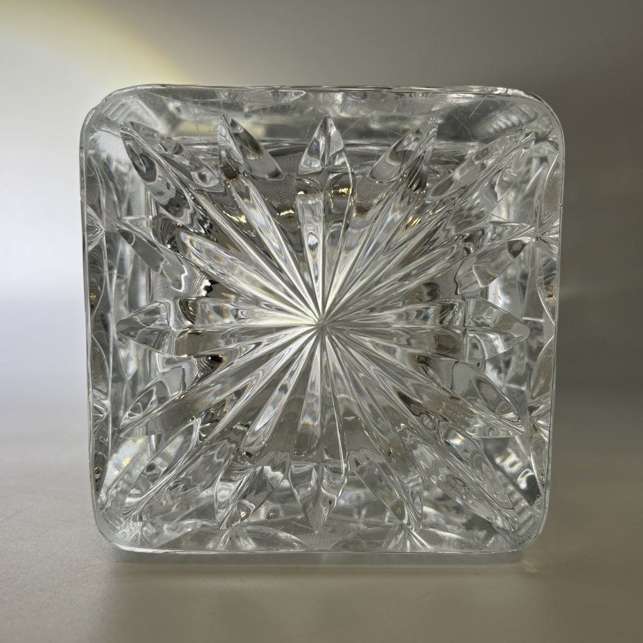 Ваза квадратной формы, украшенная рельефным резным декором