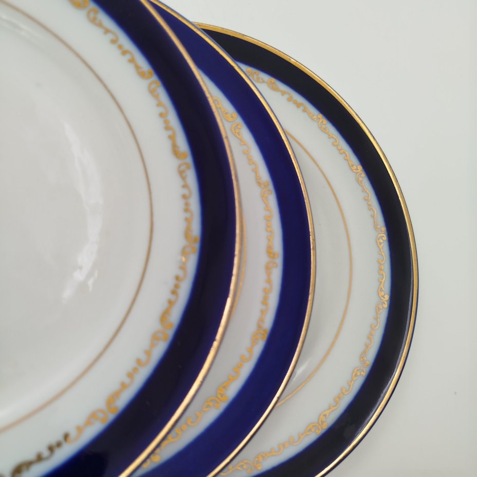 Набор из шести десертных тарелок с орнаментом вдоль борта, фарфор, крытье кобальтом, золочение, Ленинградский фарфоровый завод (ЛФЗ), СССР, 1950-1960 гг.