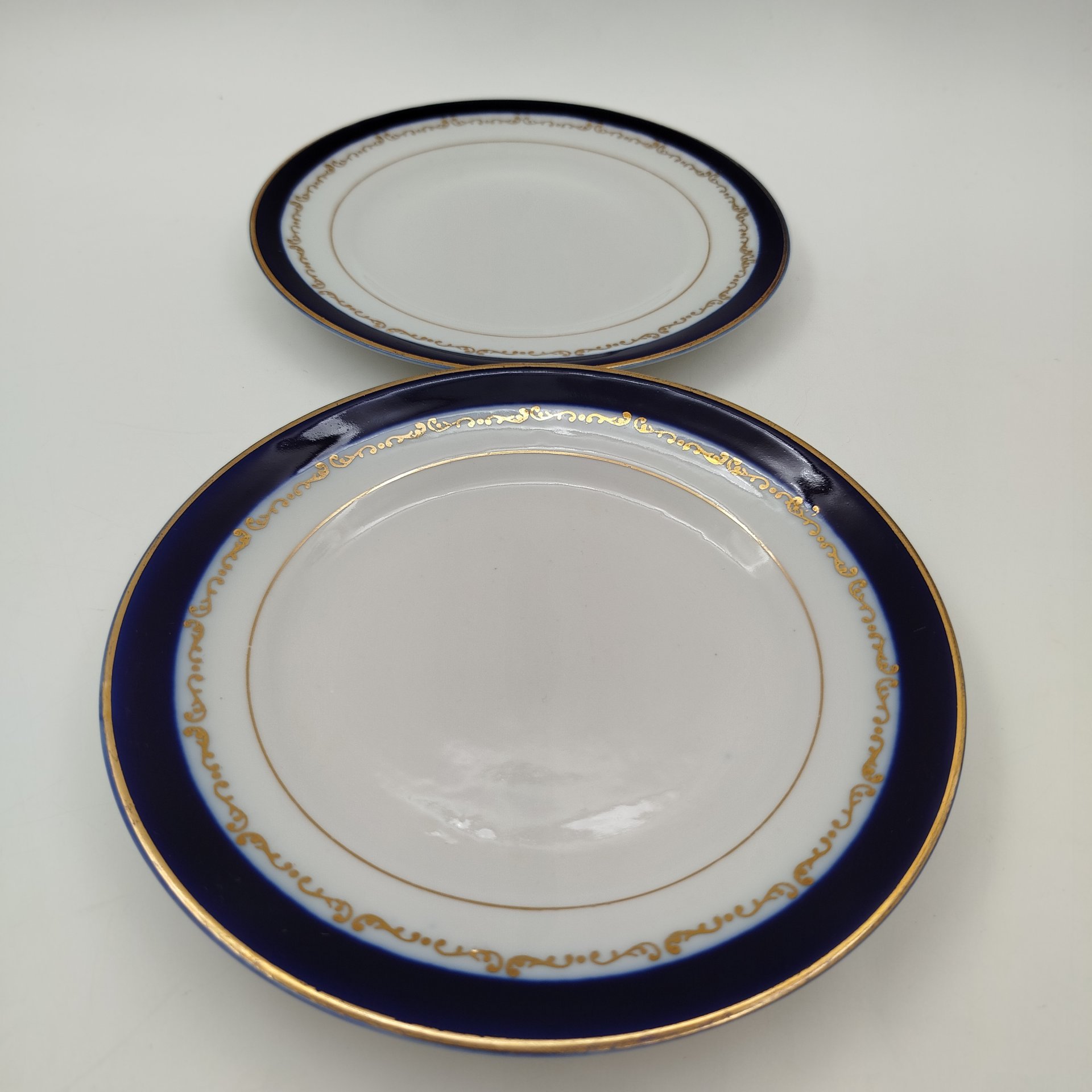 Набор из шести десертных тарелок с орнаментом вдоль борта, фарфор, крытье кобальтом, золочение, Ленинградский фарфоровый завод (ЛФЗ), СССР, 1950-1960 гг.