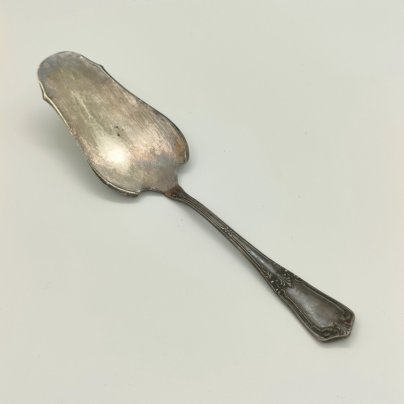 Лопатка для торта, украшенная растительным декором, мНЦ (медь-никель-цинк), Киевский завод столовых приборов и посуды им. Дзержинского (ЗiД, ЗиД), СССР, 1962-1972 гг.