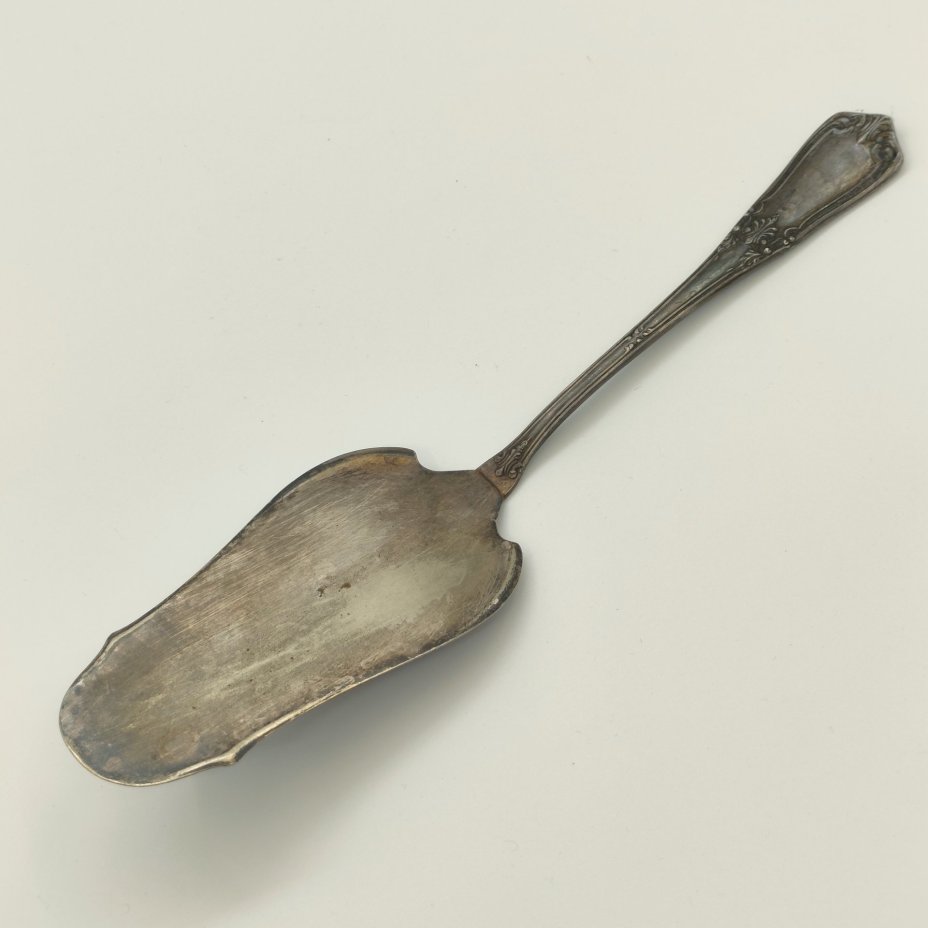 Лопатка для торта, украшенная растительным декором, мНЦ (медь-никель-цинк), Киевский завод столовых приборов и посуды им. Дзержинского (ЗiД, ЗиД), СССР, 1962-1972 гг.