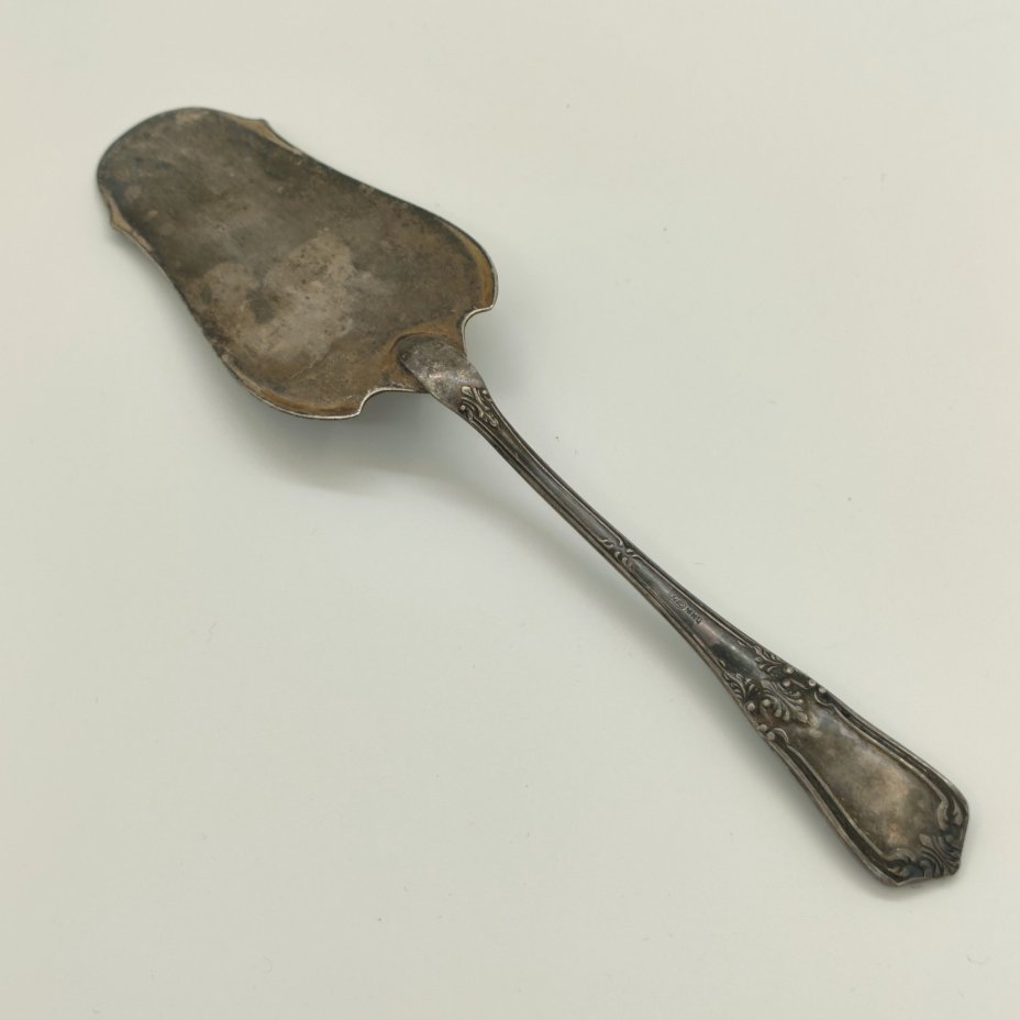 Лопатка для торта, украшенная растительным декором, мНЦ (медь-никель-цинк), Киевский завод столовых приборов и посуды им. Дзержинского (ЗiД, ЗиД), СССР, 1962-1972 гг.