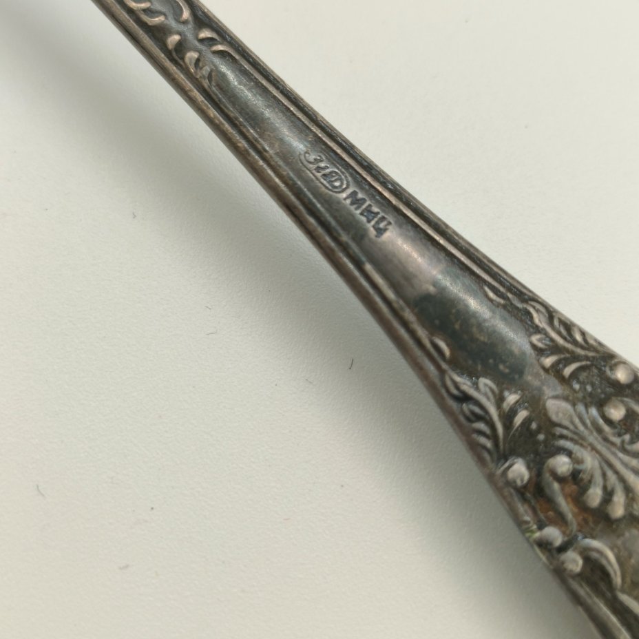 Лопатка для торта, украшенная растительным декором, мНЦ (медь-никель-цинк), Киевский завод столовых приборов и посуды им. Дзержинского (ЗiД, ЗиД), СССР, 1962-1972 гг.