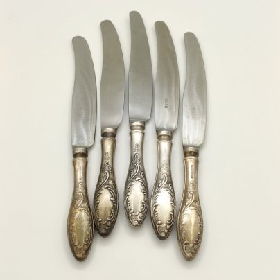 Набор из 5-ти столовых ножей с растительным декором (в подборе), мНЦ (медь-никель-цинк), нержавеющая сталь, Кольчугинский завод цветных металлов, СССР, 1960-1990 гг.