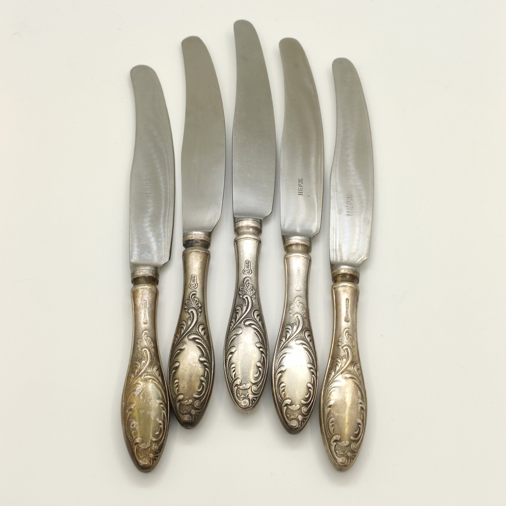 Набор из 5-ти столовых ножей с растительным декором (в подборе), мНЦ (медь-никель-цинк), нержавеющая сталь, Кольчугинский завод цветных металлов, СССР, 1960-1990 гг.