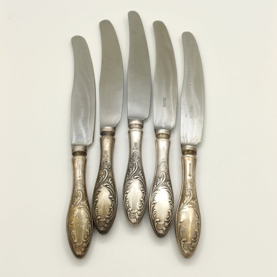 Набор из 5-ти столовых ножей с растительным декором (в подборе), мНЦ (медь-никель-цинк), нержавеющая сталь, Кольчугинский завод цветных металлов, СССР, 1960-1990 гг.