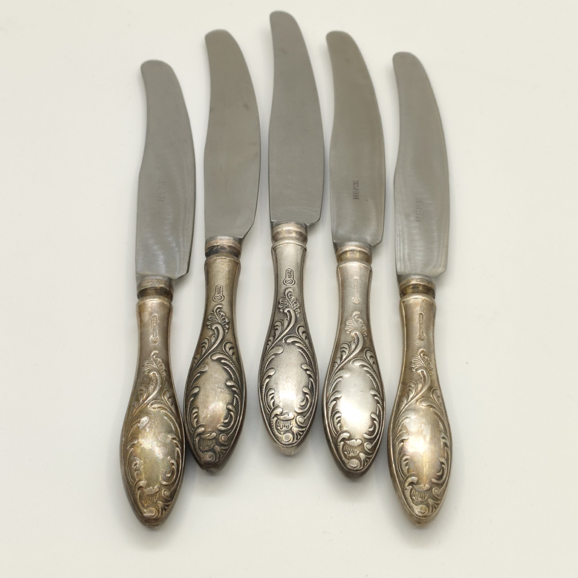 Набор из 5-ти столовых ножей с растительным декором (в подборе), мНЦ (медь-никель-цинк), нержавеющая сталь, Кольчугинский завод цветных металлов, СССР, 1960-1990 гг.