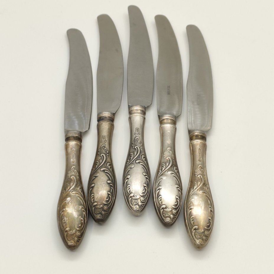 Набор из 5-ти столовых ножей с растительным декором (в подборе), мНЦ (медь-никель-цинк), нержавеющая сталь, Кольчугинский завод цветных металлов, СССР, 1960-1990 гг.