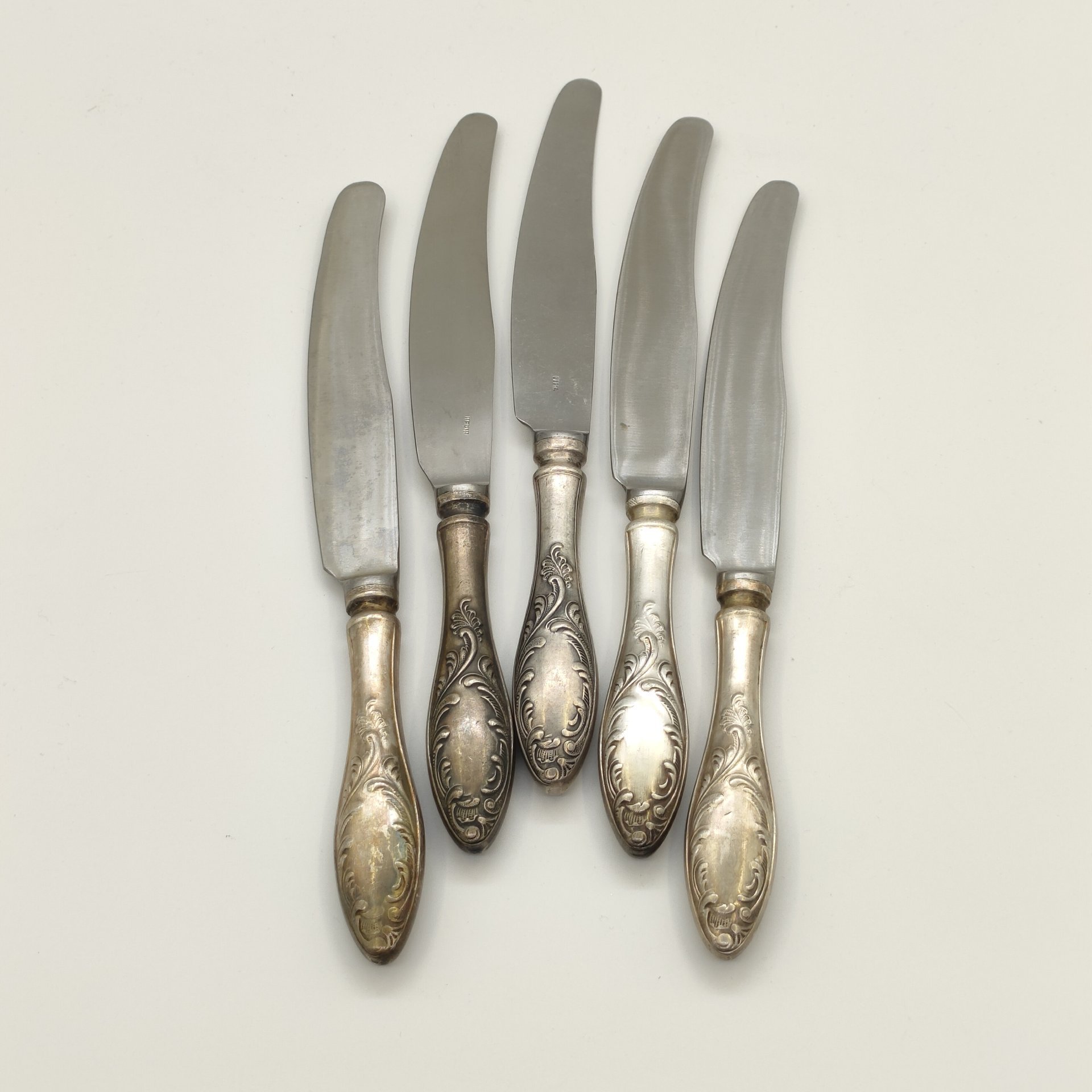 Набор из 5-ти столовых ножей с растительным декором (в подборе), мНЦ (медь-никель-цинк), нержавеющая сталь, Кольчугинский завод цветных металлов, СССР, 1960-1990 гг.