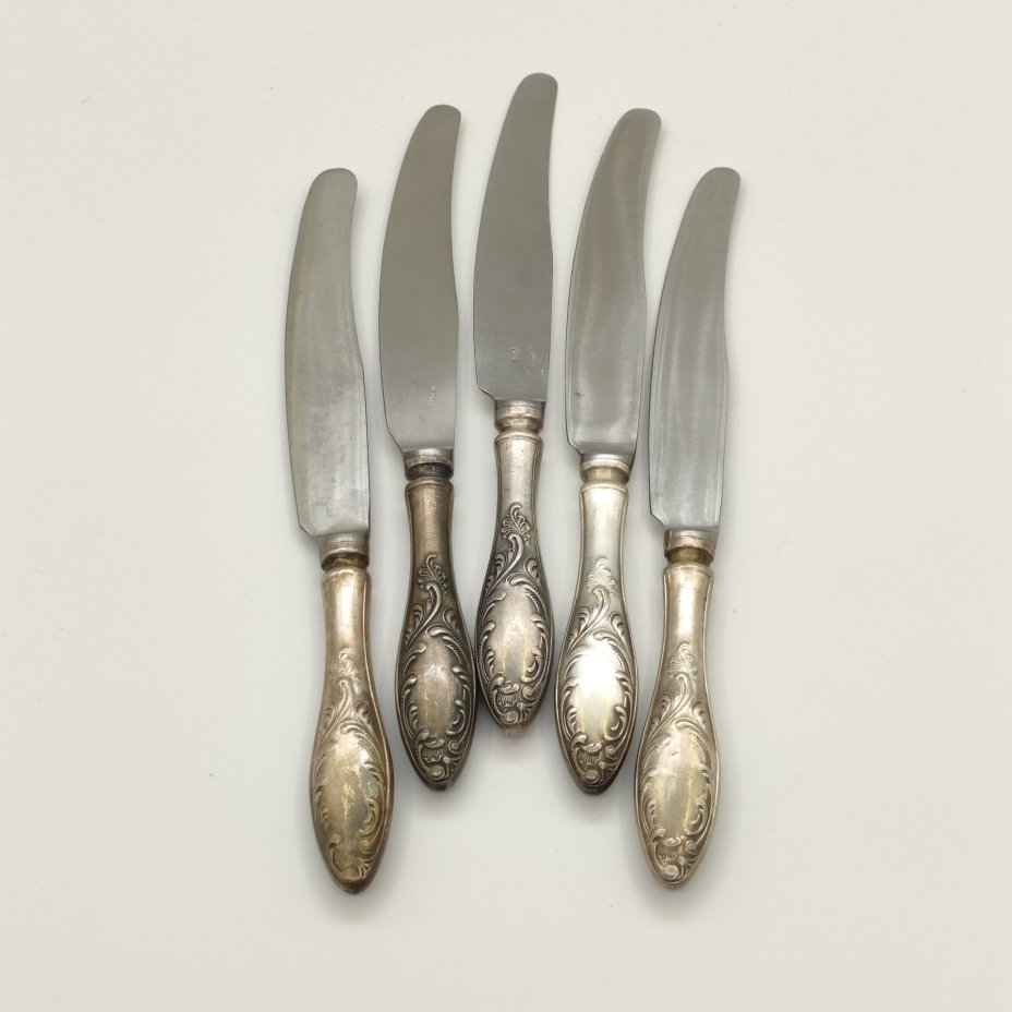 Набор из 5-ти столовых ножей с растительным декором (в подборе), мНЦ (медь-никель-цинк), нержавеющая сталь, Кольчугинский завод цветных металлов, СССР, 1960-1990 гг.