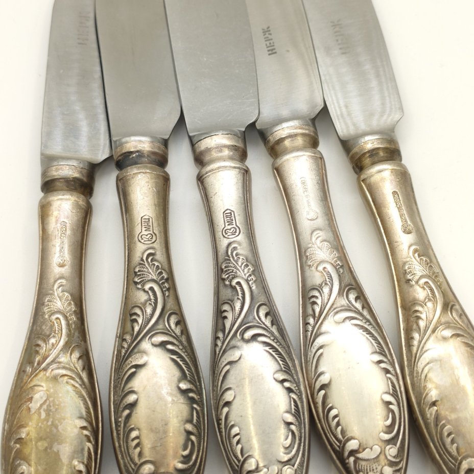 Набор из 5-ти столовых ножей с растительным декором (в подборе), мНЦ (медь-никель-цинк), нержавеющая сталь, Кольчугинский завод цветных металлов, СССР, 1960-1990 гг.