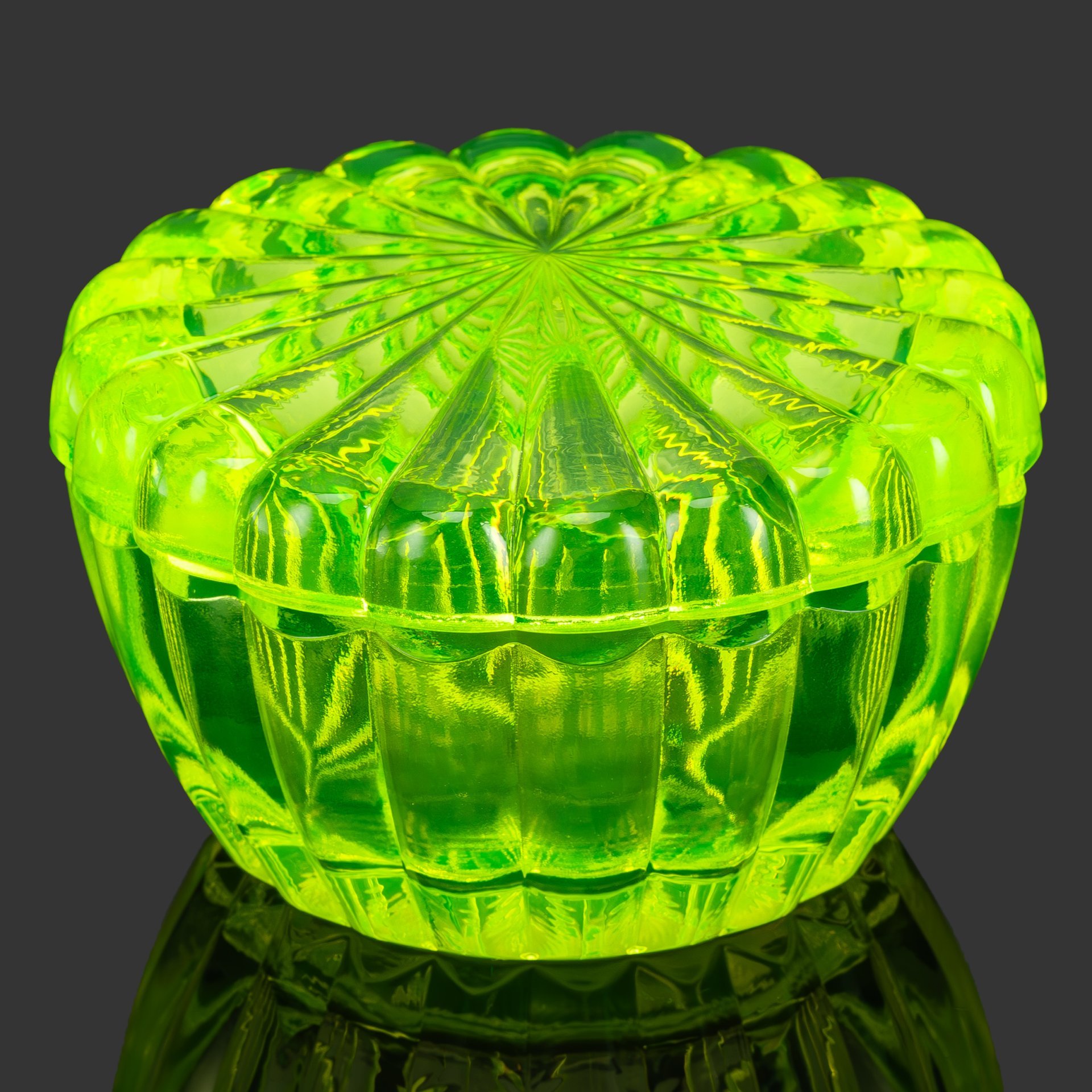 Шкатулка круглой формы в стиле Ар-деко "Лимон", стекло, (урановое), пресс, Чехословакия, 1970-1990 гг.