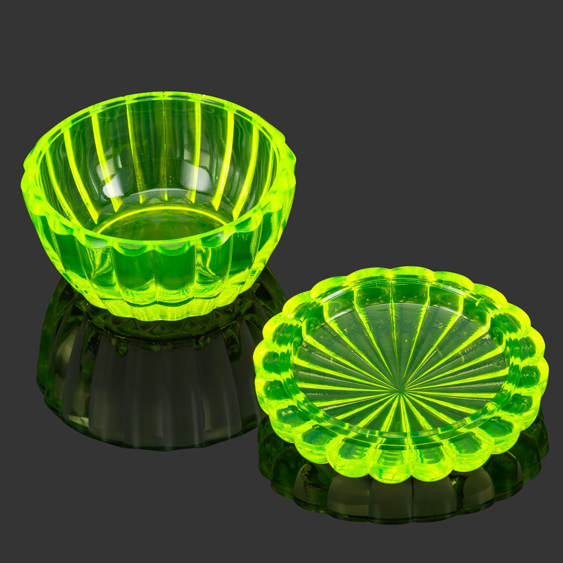 Шкатулка круглой формы в стиле Ар-деко "Лимон", стекло, (урановое), пресс, Чехословакия, 1970-1990 гг.