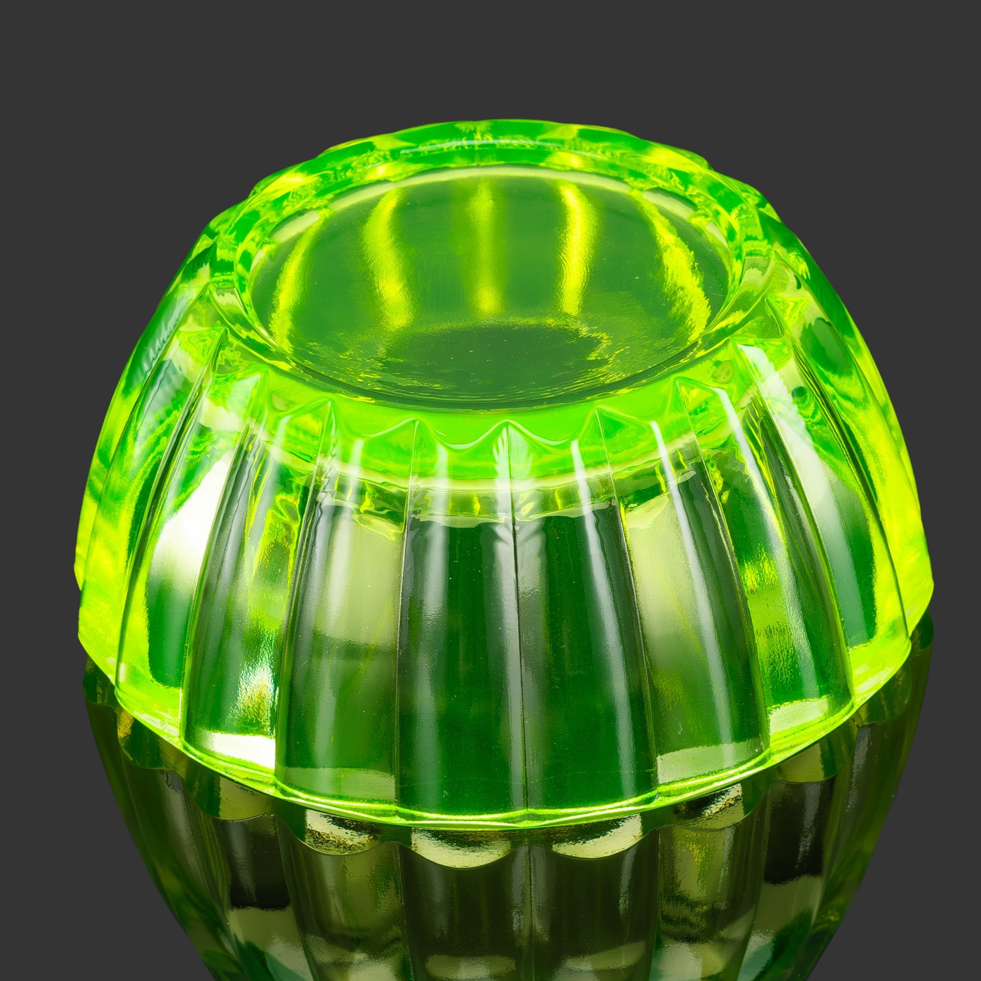 Шкатулка круглой формы в стиле Ар-деко "Лимон", стекло, (урановое), пресс, Чехословакия, 1970-1990 гг.