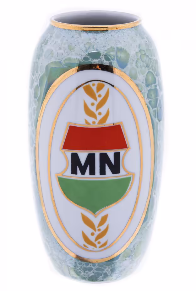 Ваза с эмблемой "МN" ("Magyar Néphadsereg" - пер. "Венгерская народная армия"), фарфор, деколь, люстр, золочение, "Hollohaza", Венгрия, 1979-1985 гг., Hollohaza