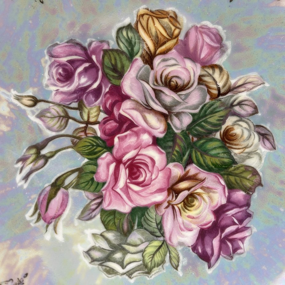 Блюдо, украшенное букетом роз